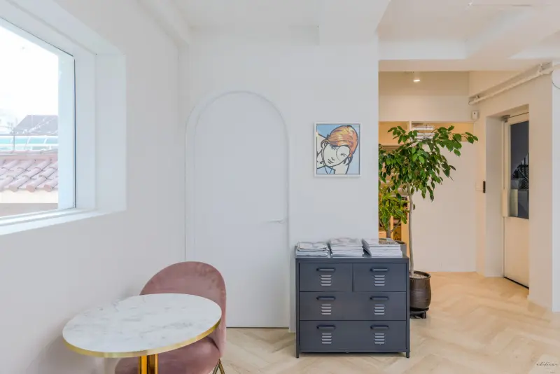 연남동 감성 오피스, 아치 도어와 헤링본의 조화